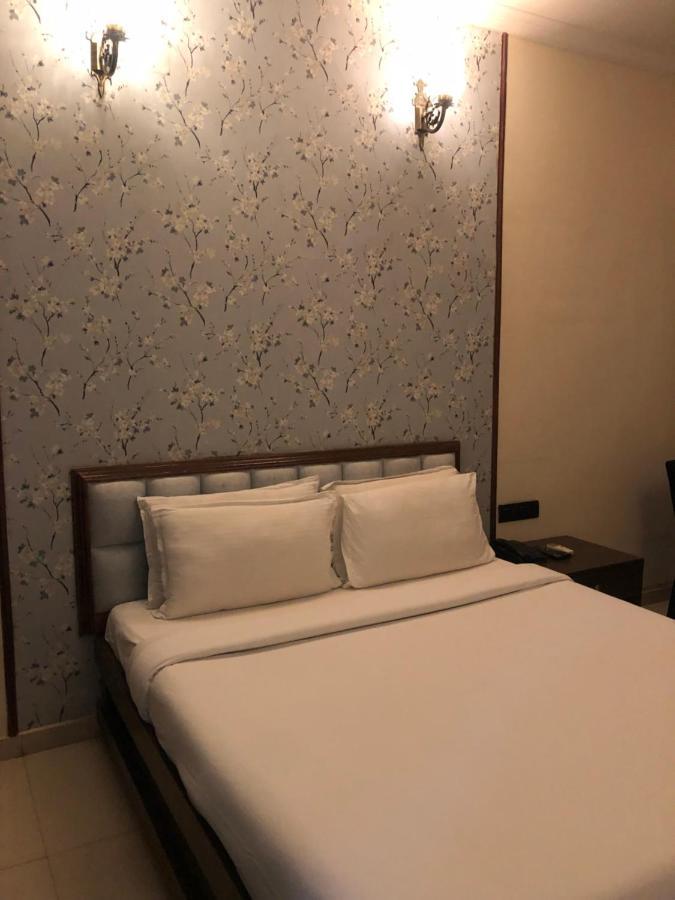 Hotel Royal Regency Bori  Bagian luar foto